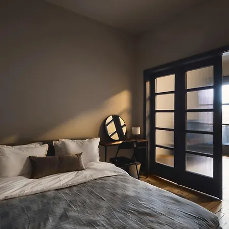 Modernly Restored 1bd דירה *