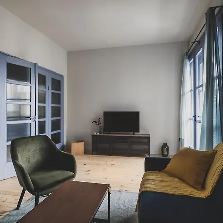 Modernly Restored 1bd דירה *
