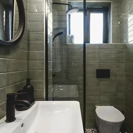 דירה Modernly Restored 1bd *